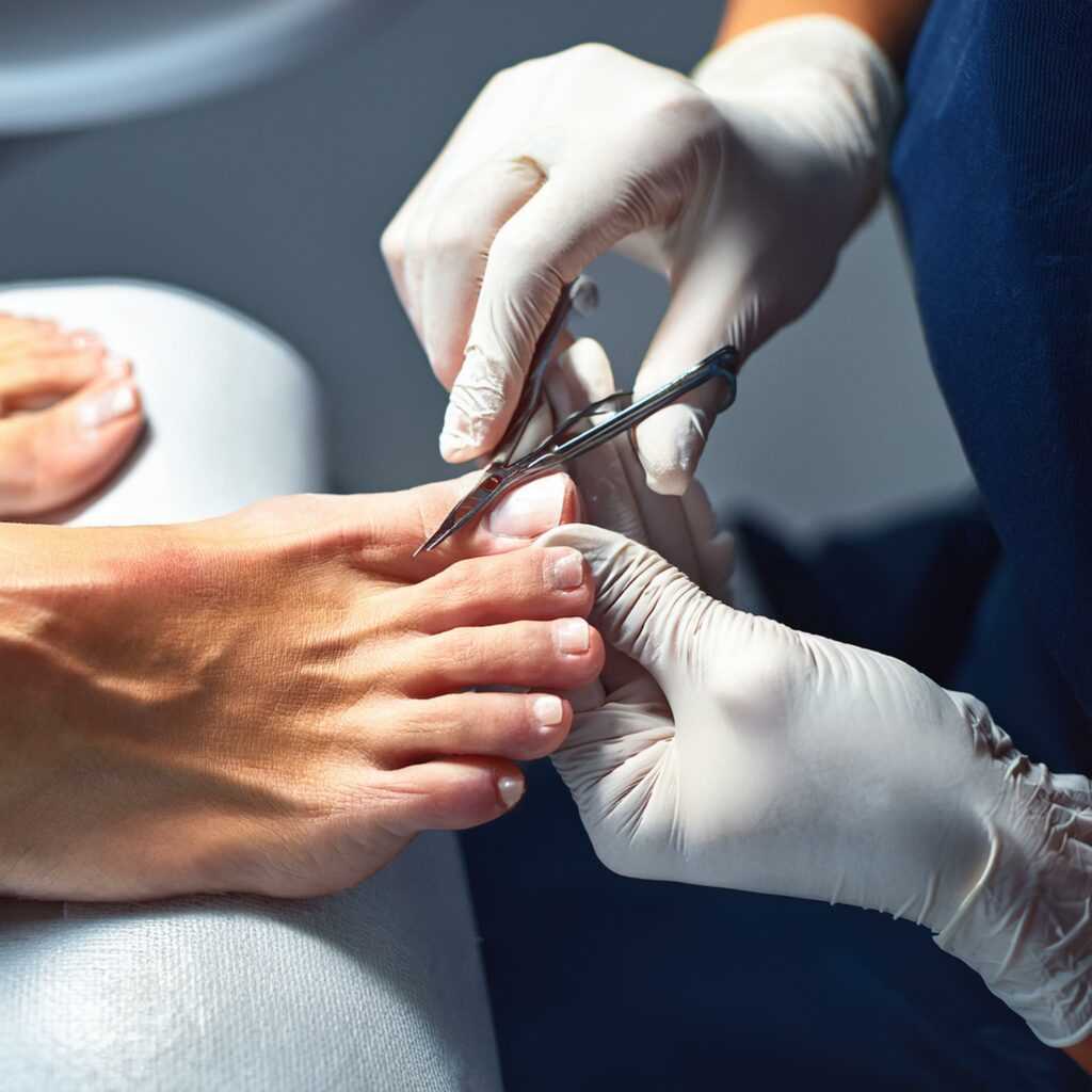 Firefly Pedicure leczniczy w gabinecie, widok tylko na stopy i ręce. Żeby było pięć palców u nogi i